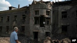 تخریبات ناشی از حملات تازه روسیه بر یک منطقهٔ مسکونی در اوکراین 