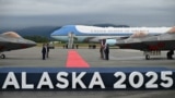 Літак Air Force One із президентом США Трампом на борту приземлився на об'єднаній базі Елмендорф-Річардсон в Анкориджі, Аляска, 15 серпня 2025 року