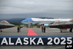 Avionul Air Force One pe pista de la baza Elmendorf-Richardson din Anchorage, Alaska, pe 15 august 2025.