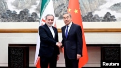 Kineski ministar vanjskih poslova Wang Yi sa iranskim kolegom Abbasom Araqchijem u Pekingu 9. maja.