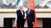 Ministri i Jashtëm kinez, Wang Yi (djathtas), takohet me homologun e tij iranian, Abbas Araqchi, në Pekin më 9 maj.