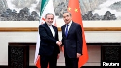 Ministri i Jashtëm kinez, Wang Yi (djathtas), takohet me homologun e tij iranian, Abbas Araqchi, në Pekin më 9 maj.
