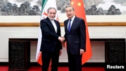 Kineski ministar vanjskih poslova Wang Yi sa iranskim kolegom Abbasom Araqchijem u Pekingu 9. maja.