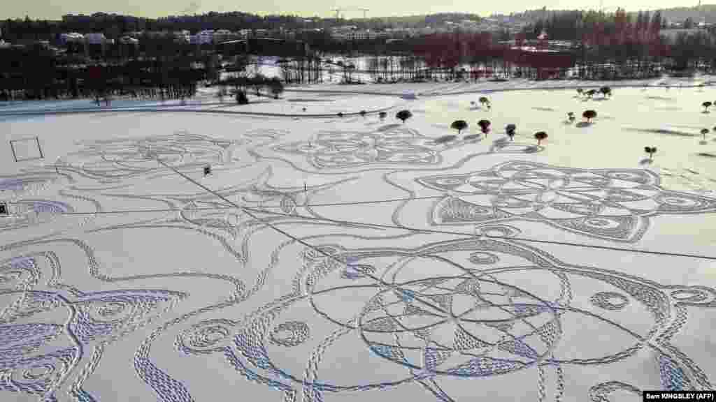 Сніговий малюнок, повністю зроблений зі слідів від взуття на полі для гольфу&nbsp;в Еспоо біля столиці Фінляндії, 10 лютого 2021 року