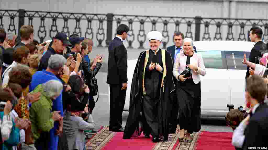 Mufti Ravil Gaynutdin, the head of the Council of Muftis of Russia and the festival&#39;s president, arrives with his wife for the opening ceremony.