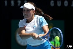 Kamilla Rahimova din Uzbekistan în timpul unui meci la proba de simplu feminin de la Australian Open, Melbourne, 19 ianuarie 2026