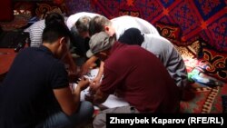 Лагердин катышуучулары кезектеги тапшырмалардын бирин аткарып жаткан кези. 