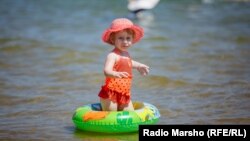 Dagestan -- Chechen children in the Caspian Sea, 2016