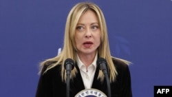 «За своєю природою старанний пропагандист режиму не може давати уроків ані з послідовності, ані зі свободи», – написала Мелоні