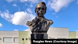 Oskrnavljeni spomenik ukrajinskom piscu Tarasu Ševčenku, Novi Sad, 24.2.2026.