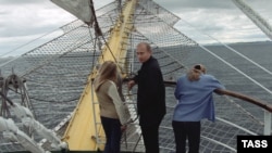 Vladimir Putin și fiicele sale în timpul unei plimbări pe mare, în 2002, în teritoriul maritim al Rusiei. În toate fotografiile difuzate de presa de stat, chipurile celor două nu sunt vizibile.