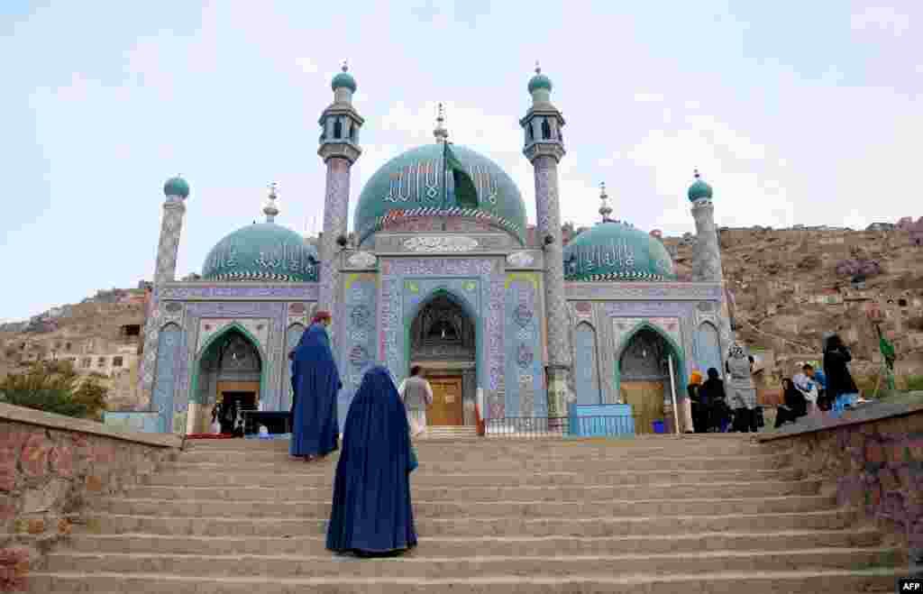 Femei la moscheea Karte Sakhi din Kabul, Afganistan