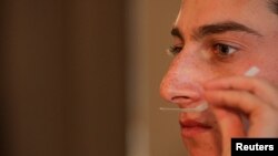 Amerikanac Josh Goldenberg, koji je izgubio čulo mirisa nakon prebolovanog COVID-a 19, testira različite mirise čime stimulira povratak izgubljenog čula, New York, SAD (maj 2021.)