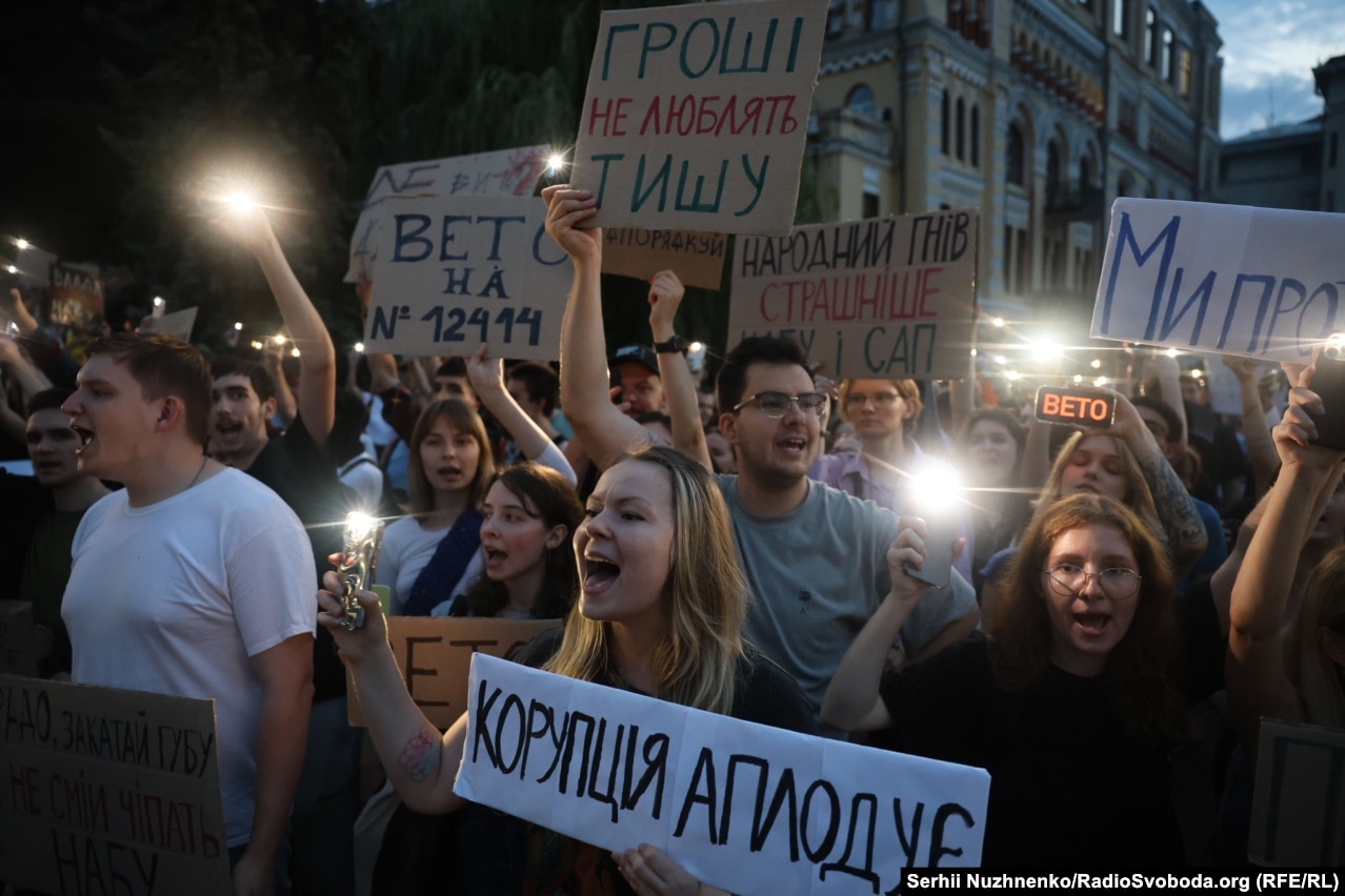 Протестувальники вийшли на пікет з вимогою до президента ветувати законопроєкт, який може обмежити незалежність Національного антикорупційного бюро та Спеціалізованої антикорупційної прокуратури. Київ, 22 липня 2025 рік