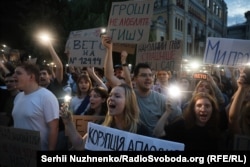 Протестувальники вийшли на пікет з вимогою до президента ветувати законопроєкт, який може обмежити незалежність Національного антикорупційного бюро та Спеціалізованої антикорупційної прокуратури. Київ, 22 липня 2025 рік