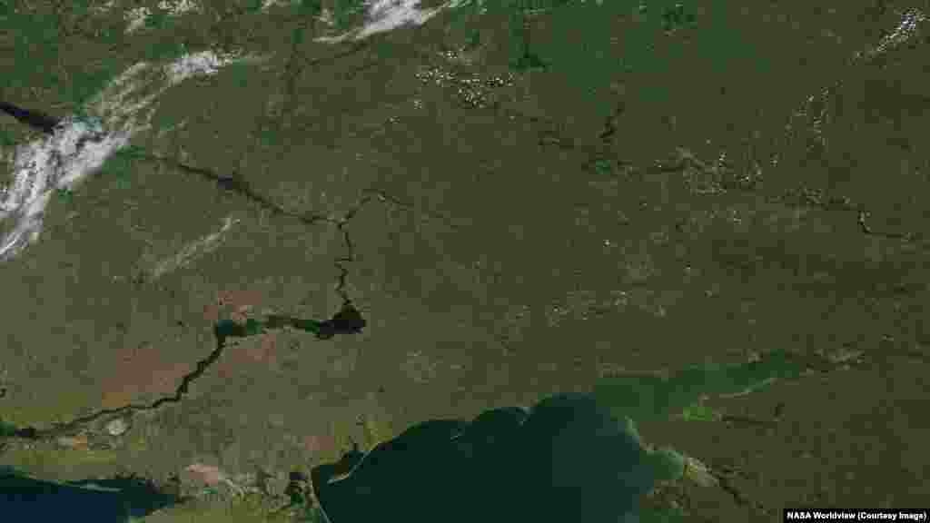 Удень супутники NASA також зафіксували інші масштабні наслідки війни Росії проти України.Знімки південно-східної частини України та заходу Росії, зроблені 14 червня 2012 року та 6 червня 2026 року, показують зникнення Каховського водосховища (у центральній лівій частині зображення).6 червня 2023 року була повністю зруйнована гребля Каховського водосховища, що призвело до затоплення великої території, людських жертв, знищення сільгоспугідь, забруднення Дніпра і Чорного моря. Україна назвала це екоцидом. Гребля перебувала під контролем армії РФ із початку березня 2022 року, а у жовтні була замінована окупантами.