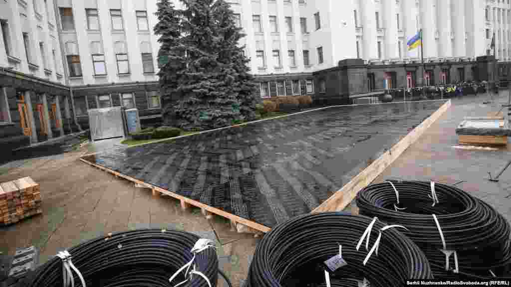 Перед входом до будівлі Офісу президента України на вулиці Банковій монтують ковзанку