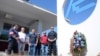 Bivši predsjednik sindikata Aluminija d.d. Mostar Romeo Biokšić (prvi zdesna) s bivšim radnicima polaže vijenac i pali svijeću u krugu tvornice 10. 7. 2020. godine