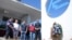 Bivši predsjednik sindikata Aluminija d.d. Mostar Romeo Biokšić (prvi zdesna) s bivšim radnicima polaže vijenac i pali svijeću u krugu tvornice 10. 7. 2020. godine