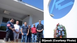 Bivši predsednik sindikata Aluminija d.d. Mostar Romeo Biokšić (prvi zdesna) s bivšim radnicima polaže venac i pali sveću u krugu fabrike 10. jula 2020.
