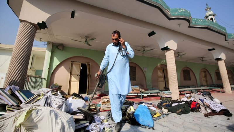 Бомбашки напад во училиште во Пакистан, убиени 9 ученици