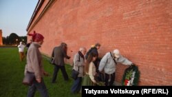 Возложение венков к стене Петропавловской крепости, Санкт-Петербург, 5 сентября 2017 года