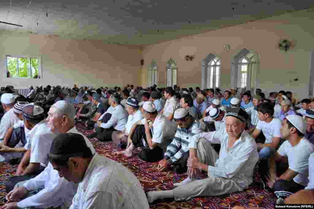 10 июн куни Солмон Форсий масжидида Жума намози ўқилиши олдидан. 