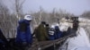 Спостерігачі ОБСЄ йдуть зруйнованим мостом у Станиці-Луганській. 16 грудня 2016 року