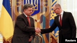 Президент України Петро Порошенко (ліворуч) та прем'єр-міністр України Арсеній Яценюк. Архівне фото