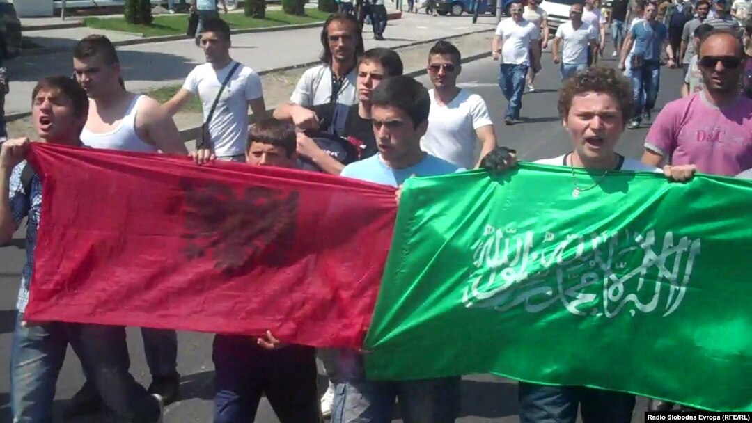 Протест на млади муслимани против апсењата во врска со петкратното убиство кај Смиљковското Езеро.