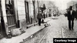 Mii de evrei au fost uciși, mulți direct pe stradă, în timpul Pogromului din 27 - 30 iunie 1941, de la Iași. Să vadă cadavre înșirate pe stradă devenise, pentru trecători, un fapt obișnuit. 