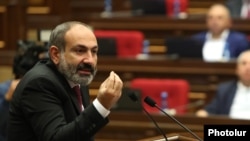 Исполняющий обязанности премьер-министра Армении Никол Пашинян на заседании парламента, Ереван, 24 октября 2018 г.