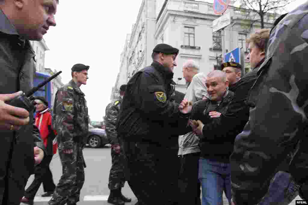 6 траўня, чацьвер - Па 17-й гадзіне, пасьля суду над Аўтуховічам і Асіпенкам, ля Мастацкага музэю затрымалі і зьбілі Аляксандра Казуліна, Аляксандра Макаева, Міколу Дземідзенку і Ўладзя Яроменка.