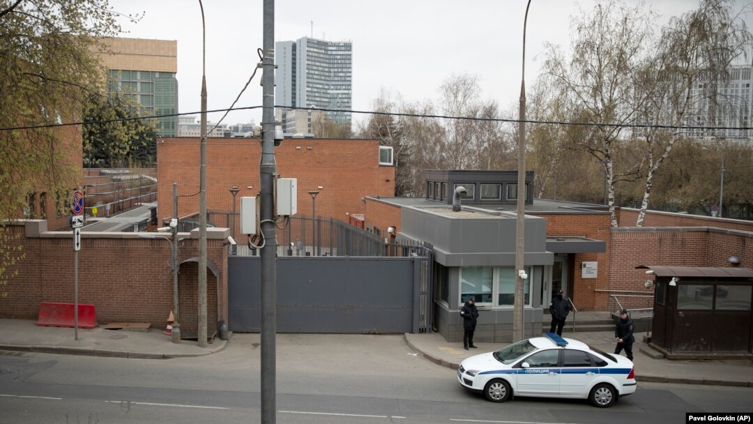 Obezbeđenje i ruska policija ispred ambasade SAD u Moskvi, 20. april