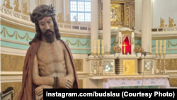 Статуя Езуса Хрыста ў Нацыянальным санктуарыюме Маці Божай Будслаўскай, вернутая ў касьцёл пасьля вынішчальнага пажару. Беларусь