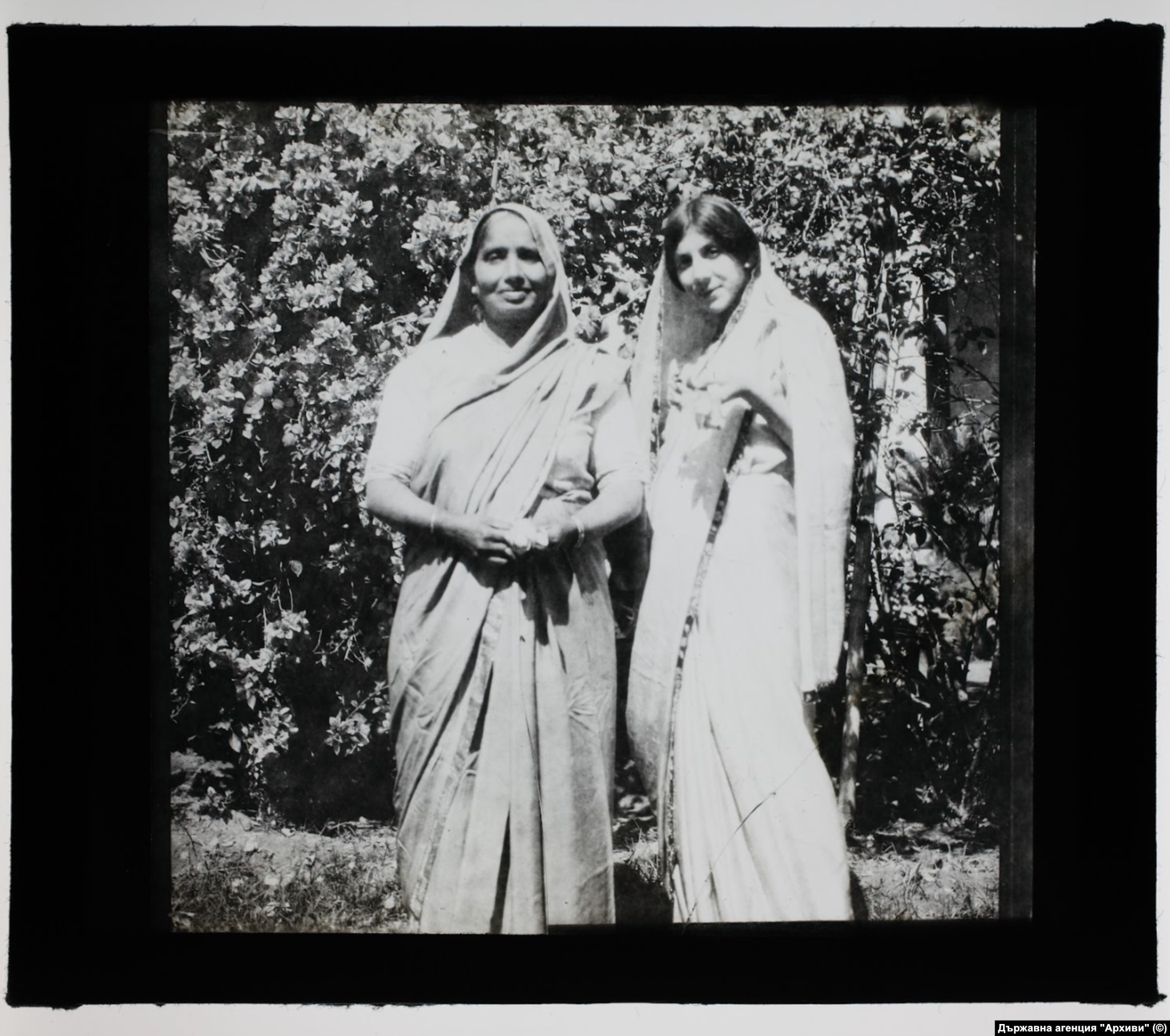 Люба Кутинчева (дясно)