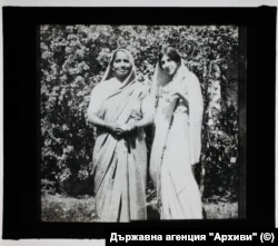 Люба Кутинчева (дясно)