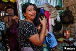 اعضای یک خانواده که شاهد کشته شدن یک معترض در خیابان بوده‌اند. یانگون میانمار، ۷ فروردین