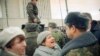 Жінки благають російських військових не вдаватися до насилля. Вільнюс, Литва. 12 січня 1991 року