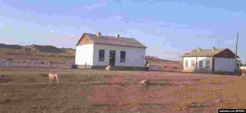 Türkmenbaşy şäheriniň eteginde ýerleşýän obanyň jaýlary. Awgust, 2021.&nbsp;