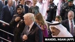 Președintele Donald Trump cu regele Arabiei Saudite Salman bin Abdulaziz al-Saud (R) 