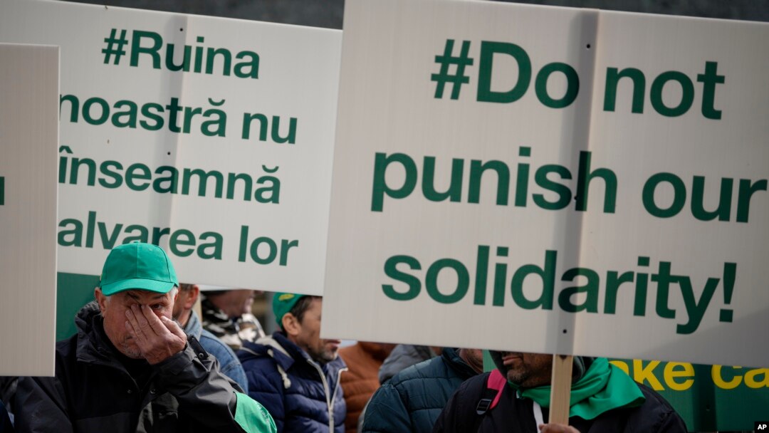 Protest al fermierilor cu o pancartă pe care scrie „Nu pedepsiți solidaritatea noastră!”, în fața Reprezentanței Comisiei Europene din București, România, 7 aprilie 2023.