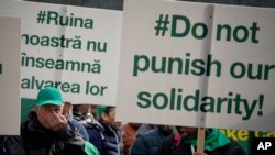 Protest al fermierilor cu o pancartă pe care scrie „Nu pedepsiți solidaritatea noastră!”, în fața Reprezentanței Comisiei Europene din București, România, 7 aprilie 2023.