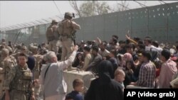 Смртоносно стампедо на аеродромот во Кабул додека луѓето се обидуваат да побегнат. 