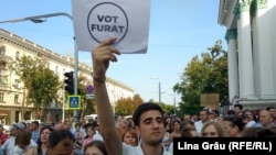 Miercuri şi joi seară sute de oameni au protestat împotriva invalidării scrutinului