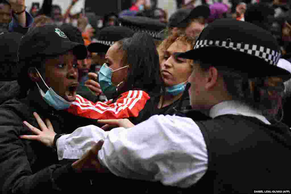 Поліцейські у Великій Британії стримують емоційних протестувальників неподалік будівлі МЗС. Протести виникли після смерті у США Джорджа Флойда. Лондон. 3 червня 2020 року (Фото DANIEL LEAL-OLIVAS / AFP)&nbsp;