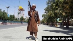 Боевик запрещенного в Казахстане движения «Талибан» в афганском городе Газни. Иллюстративное фото