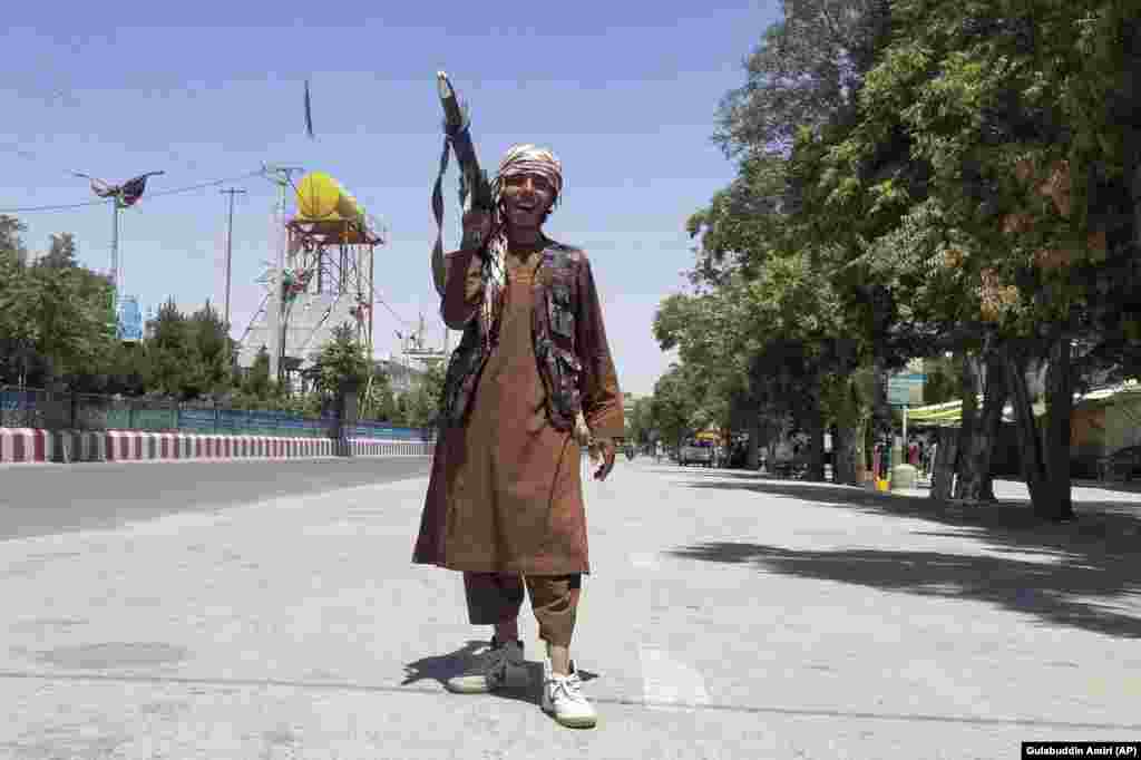 12 august: Un soldat taliban în Ghazni, la sud-vest de Kabul.&nbsp;