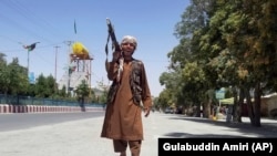 Талибански боец позира за снимка в град Газни, югозападно от Кабул, 12 август, 2021.