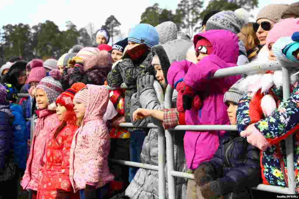 Май чабу тамашаларын карарга килгән балалар